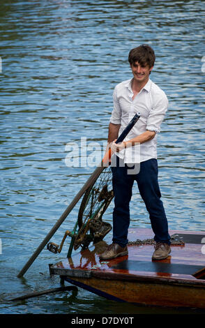 Cambridge, Regno Unito. Il 5 maggio, 2013. Un uomo riesce a pesci fuori una bicicletta sommersa mentre fuori punting a Cambridge. Bel tempo visto le persone tenendo il fiume in Cambridge e godersi il sole sulla banca weekend di vacanza. Credito: James Linsell-Clark/Alamy Live News Foto Stock