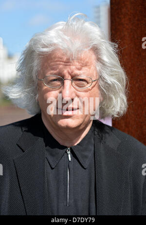 Lo scrittore Ungherese Peter Esterhazy sorge di fronte al Museo Storico prima di ricevere il Jeanette Schocken premio in Bremerhaven, Germania, 05 maggio 2013. Il premio di letteratura è dotato di 7.500 euro e commemora il libro bruciate dal socialismo nazionale e il mercante di Bremerhaven la moglie Schocken. Foto: CARMEN JASPERSEN Foto Stock