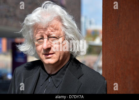 Lo scrittore Ungherese Peter Esterhazy sorge di fronte al Museo Storico prima di ricevere il Jeanette Schocken premio in Bremerhaven, Germania, 05 maggio 2013. Il premio di letteratura è dotato di 7.500 euro e commemora il libro bruciate dal socialismo nazionale e il mercante di Bremerhaven la moglie Schocken. Foto: CARMEN JASPERSEN Foto Stock
