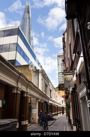 La Shard sorge sopra il vicolo del Re il capo cantiere, Southwark Foto Stock