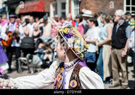 Rochester, Regno Unito. Il 5 maggio 2013. Il secondo giorno di Rochester Festival spazia oltre la banca vacanze weekend ha visto il sole e il calore. Il festival attira il ballo folk e musica da tutto il Regno Unito e possono fanno risalire la sua storia di oltre 400 anni. Foto Stock