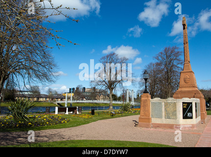 INVERNESS War Memorial vicino al Fiume Ness che scorre attraverso il centro della città in Highland Scozia Scotland Foto Stock