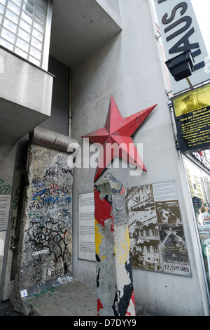 Checkpoint Charlie sulla Friedrichstrasse Berlino, Germania. Foto Stock