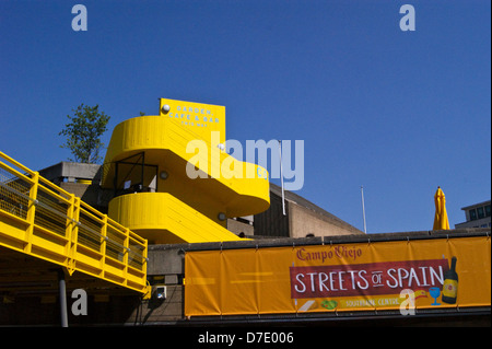 Giallo brutalist scalinata in cemento, Campo Viejo strade della Spagna mostra, Royal Festival Hall, South Bank di Londra, Inghilterra Foto Stock