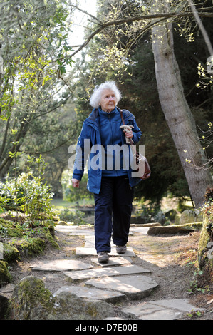 Signora anziana a piedi attorno a Newby Hall di North Yorkshire, Regno Unito Foto Stock