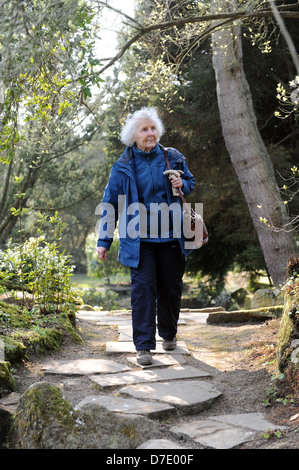 Signora anziana a piedi attorno a Newby Hall di North Yorkshire, Regno Unito Foto Stock