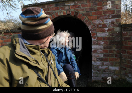 I visitatori a cavallo della ferrovia in miniatura in Newby Hall di Ripon, North Yorkshire, Inghilterra, Regno Unito Foto Stock