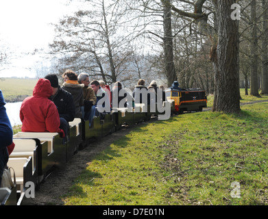 I visitatori a cavallo della ferrovia in miniatura in Newby Hall di Ripon, North Yorkshire, Inghilterra, Regno Unito Foto Stock