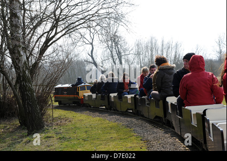 I visitatori a cavallo della ferrovia in miniatura in Newby Hall di Ripon, North Yorkshire, Inghilterra, Regno Unito Foto Stock