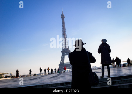 I turisti fotografare la Torre Eiffel dalla Place du Trocadéro. Foto Stock