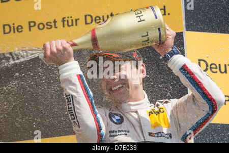 Il brasiliano German Touring Master (DTM) driver della Bmw Augusto Farfus del Team RBM celebra la vittoria della prima gara della stagione DTM a Hockenheim con una doccia di champagne di Hockenheim, in Germania, 05 maggio 2013. Foto: UWE ANSPACH Foto Stock