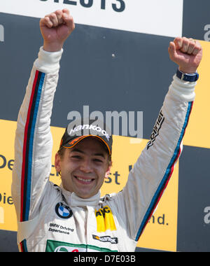 Il brasiliano German Touring Master (DTM) driver della Bmw Augusto Farfus del Team RBM celebra la vittoria della prima gara della stagione DTM a Hockenheim di Hockenheim, in Germania, 05 maggio 2013. Foto: UWE ANSPACH Foto Stock