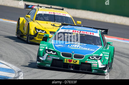 Il brasiliano German Touring Master (DTM) driver driver Augusto Farfus (R) del BMW Team RBM e tedesco DTM driver Timo Glock del BMW Team MTEK competere nella prima gara della stagione DTM a Hockenheim di Hockenheim, in Germania, 05 maggio 2013. Foto: UWE ANSPACH Foto Stock