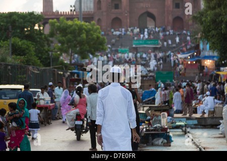 Indiano musulmano uomo a camminare verso la Jama Masjid (moschea) a Nuova Dehli, in India Foto Stock