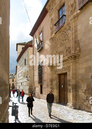 La gente che camminava sulla Carrera del Darro nel sole di sera, Granada, Spagna. Sullo sfondo il museo archeologico. Foto Stock