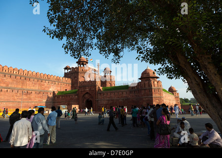 Turisti sotto un albero vicino al fort rosso in Dehli città vecchia, India Foto Stock