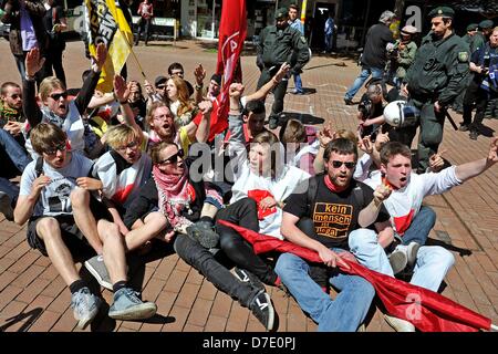 Sinistra stadio di manifestanti un sit-in di protesta contro un rally da 'Pro NRW' a Bonn, Germania, 05 maggio 2013. Un anno dopo il violento tumulti durante un Pro NRW rally sostenitori dell'estremista di destra partito hanno assemblato per un rally. Circa 60 i sostenitori di Pro NRW fronte betwene 200 e 300 contro i manifestanti. Foto: MARIUS BECKER Foto Stock