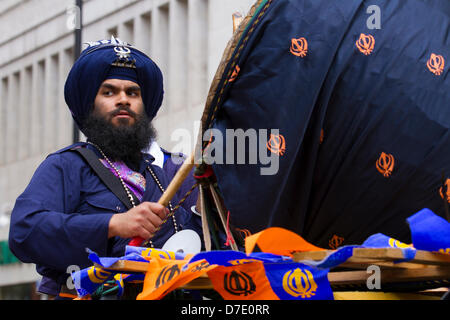 Manchester, Regno Unito. Il 5 maggio, 2013. La più importante celebrazione Vaisakhi nel calendario Sikh segnata dalla comunità sikh di Greater Manchester, con la loro annuale Nagar Kirtan processione attraverso le vie della città. Il Nagar Kirtan è a colori, celebrazione e adorazione ed è un invito per tutti indipendentemente dalla casta, di religione e di credo per unire i sikh nel celebrare la loro religione e cultura. Credito: Mar fotografico/Alamy Live News Foto Stock