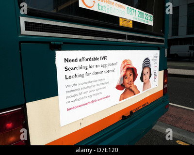 Un advert conveniente IVF di sperma e donatori di uova sul retro di un autobus nel centro di Cardiff Galles UK KATHY DEWITT Foto Stock