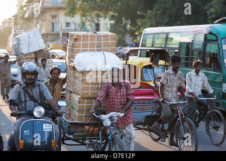 Strade affollate a Nuova Dehli, in India Foto Stock