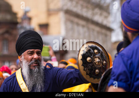 Sangar di Greater Manchester. Il Naga Kirtan Domenica 5 Maggio, 2013. Arte marziali Fighters alla più importante celebrazione Vaisakhi nel calendario Sikh segnata dalla comunità sikh di maggiore e la loro annuale Nagar Kirtan processione per le strade di Manchester. Il Nagar Keertan è a colori, celebrazione e adorazione ed è un invito per tutti indipendentemente dalla casta, di religione e di credo per unire i sikh nel celebrare la loro religione e cultura. Foto Stock