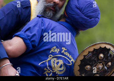 Sangar di Greater Manchester. Il Naga Kirtan Domenica 5 Maggio, 2013. I combattenti alla più importante celebrazione Vaisakhi nel calendario Sikh segnata dalla comunità sikh di maggiore e la loro annuale Nagar Kirtan processione per le strade di Manchester. Il Nagar Keertan è a colori, celebrazione e adorazione ed è un invito per tutti indipendentemente dalla casta, di religione e di credo per unire i sikh nel celebrare la loro religione e cultura. Foto Stock