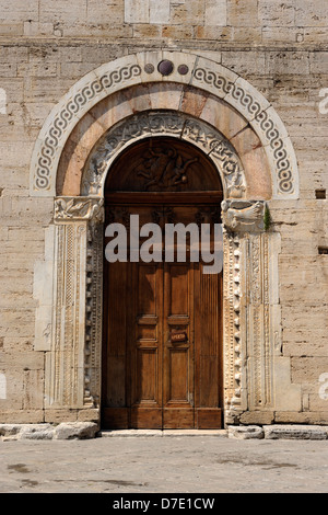 Italia, Umbria, Bevagna, Piazza Silvestri, chiesa di San Michele Foto Stock