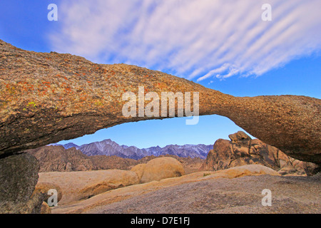 Lone Pine peak visto attraverso arch, Alabama Hills, in California, Stati Uniti d'America Foto Stock