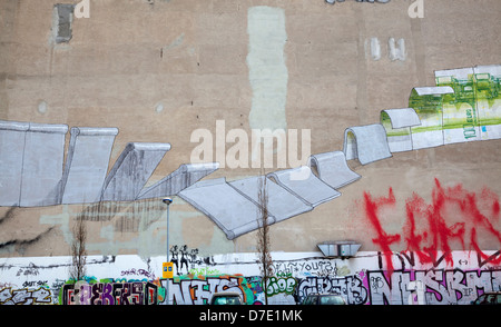 Arte di strada da Blu, Kreuzberg - muro di Berlino la caduta, Euro rising, Berlino, Germania Foto Stock