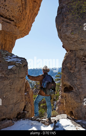 Escursionista il rilevamento della Terra del Standing-Up rocce vulcaniche di riolite deposizione, Chiricahua National Monument in Arizona Foto Stock