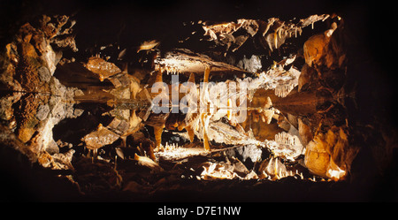 Specchio riflessioni acqua ancora in piscina sotterranea, Gough's Cavern, Cheddar, UK. Formazioni di calcare Foto Stock