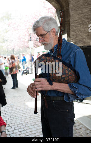 Rochester, Regno Unito. Il 5 maggio, 2013. Il 5 maggio 2013. Il secondo giorno del Reochester Festival spazia oltre la banca vacanze weekend ha visto il sole e il calore. Il festival attira il ballo folk e musica da tutto il Regno Unito e possono fanno risalire la sua storia di oltre 400 anni. Foto Stock