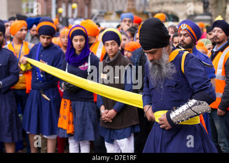 Sangar di Greater Manchester. Il Naga Kirtan Domenica 5 Maggio, 2013. Master opf arti marziali Khalsa (Esercito di pura quelli) alla più importante celebrazione Vaisakhi nel calendario Sikh segnata dalla comunità sikh di maggiore e la loro annuale Nagar Kirtan processione per le strade di Manchester. Il Nagar Keertan è a colori, celebrazione e adorazione ed è un invito per tutti indipendentemente dalla casta, di religione e di credo per unire i sikh nel celebrare la loro religione e cultura. Foto Stock