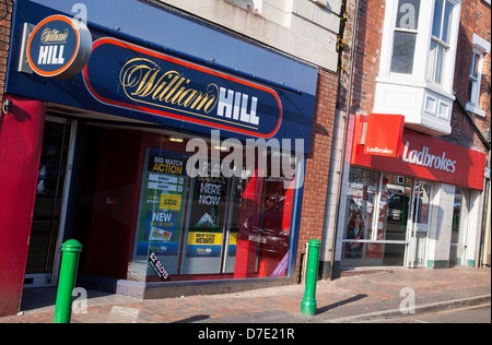 William Hill & Ladbrokes negozi di scommesse in Heanor, Derbyshire, England, Regno Unito Foto Stock