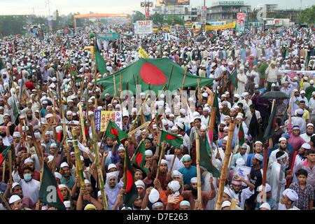 Dacca in Bangladesh. Il 5 maggio, 2013. Gli attivisti e i sostenitori di Hefazat-e-Islam frequentare un rally a Dhakaâ€"Chittagong Highwayin Dacca in Bangladesh. In Bangladesh la polizia ha sparato live turni di Domenica pomeriggio in feroci scontri con migliaia di islamisti, uccidendo almeno uno e ferendone decine. La violenza secondo come riferito ha rotto al di fuori del Baitul Mukarram Moschea nazionale come una bomba artigianale è esplosa quando i punteggi di islamisti impegnato nella rissa con la legge esecutori dopo la rivolta verso la polizia resistenza verso un rally. Foto Stock