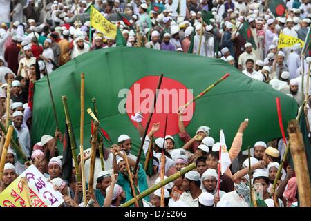 Dacca in Bangladesh. Il 5 maggio, 2013. Gli attivisti e i sostenitori di Hefazat-e-Islam frequentare un rally a Dhakaâ€"Chittagong Highwayin Dacca in Bangladesh. In Bangladesh la polizia ha sparato live turni di Domenica pomeriggio in feroci scontri con migliaia di islamisti, uccidendo almeno uno e ferendone decine. La violenza secondo come riferito ha rotto al di fuori del Baitul Mukarram Moschea nazionale come una bomba artigianale è esplosa quando i punteggi di islamisti impegnato nella rissa con la legge esecutori dopo la rivolta verso la polizia resistenza verso un rally. Foto Stock