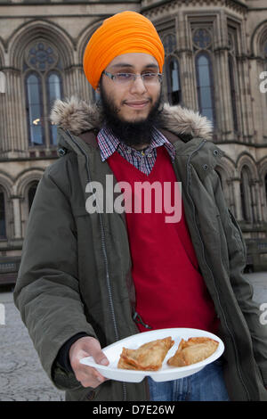 Manchester, Regno Unito. Il 5 maggio, 2013. Gurpreet Singh offrendo alimenti alla più importante celebrazione Vaisakhi nel calendario Sikh segnata dalla comunità sikh di Greater Manchester, con la loro annuale Nagar Kirtan processione attraverso le vie della città. Il Nagar Kirtan è a colori, celebrazione e adorazione ed è un invito per tutti indipendentemente dalla casta, di religione e di credo per unire i sikh nel celebrare la loro religione e cultura. Credito: Mar fotografico/Alamy Live News Foto Stock