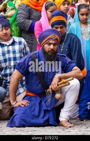 Manchester, Regno Unito. Il 5 maggio, 2013. La più importante celebrazione Vaisakhi nel calendario Sikh segnata dalla comunità sikh di Greater Manchester, con la loro annuale Nagar Kirtan processione attraverso le vie della città. Il Nagar Kirtan è a colori, celebrazione e adorazione ed è un invito per tutti indipendentemente dalla casta, di religione e di credo per unire i sikh nel celebrare la loro religione e cultura. Credito: Mar fotografico/Alamy Live News Foto Stock