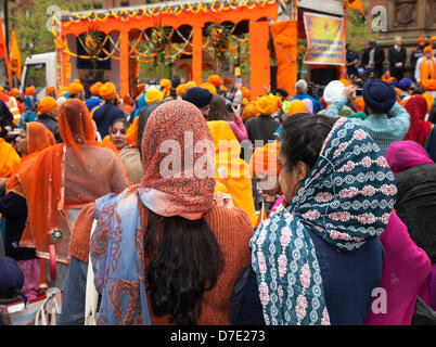 Manchester, Regno Unito. Il 5 maggio, 2013. La più importante celebrazione Vaisakhi nel calendario Sikh segnata dalla comunità sikh di Greater Manchester, con la loro annuale Nagar Kirtan processione attraverso le vie della città. Il Nagar Kirtan è a colori, celebrazione e adorazione ed è un invito per tutti indipendentemente dalla casta, di religione e di credo per unire i sikh nel celebrare la loro religione e cultura. Credito: Mar fotografico/Alamy Live News Foto Stock