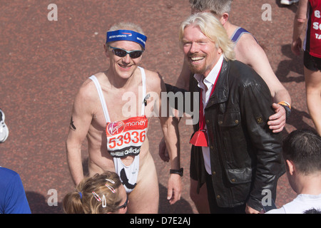 Virgin London Marathon 2013, Sir Richard Branson con runner in un mankini e un British Airways bandana Foto Stock