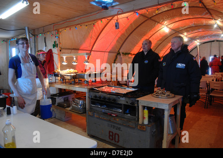 Capo di operazioni navali Adm. Gary Roughead parla con i marinai dal Los Angeles-class submarine USS Annapolis mentre visitano l'Applied Physics Lab stazione Ice campo artico durante l esercizio di ghiaccio 21 marzo 2009 nell'Oceano Artico. Due Los Angeles-sommergibili classe USS Helena e USS Annapolis partecipano all'esercizio con i ricercatori della University of Washington Applied Physics Laboratory e del personale della Marina Militare artico laboratorio sottomarino. Foto Stock