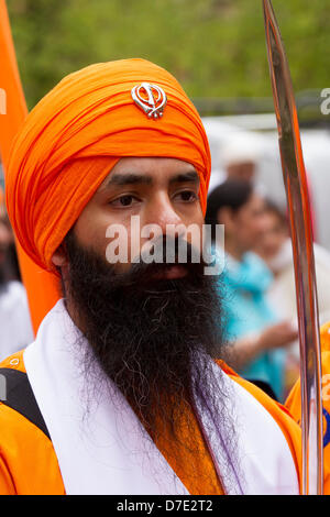 Sikh o sikh, persone associate al sikismo, una religione monoteistica. Ufficiale di posta una Guardia non formata Armed alla celebrazione più importante di Vaisakhi nel calendario Sikh segnato dalla loro processione annuale di Nagar Kirtan arancione, punjab, sikh, vaisakhi, religioso, tradizionale, baisakhi, celebrazione, india, sikhismo, ndian, punjabi, felice, turbante, tradizione, cultura, religione, festival, attraverso le strade della città. Il Nagar Kirtan è colore, celebrazione e culto ed è un invito a tutti gli uomini indipendentemente dalla casta, religione e credo di aderire. Foto Stock