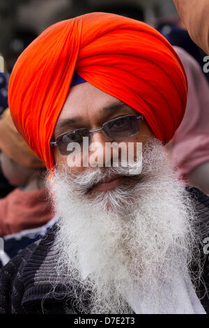 Manchester, Regno Unito. Il 5 maggio, 2013. La religione sikh in turbante rosso alla più importante celebrazione Vaisakhi nel calendario Sikh segnata dalla comunità sikh di Greater Manchester, con la loro annuale Nagar Kirtan processione attraverso le vie della città. Il Nagar Kirtan è a colori, celebrazione e adorazione ed è un invito per tutti indipendentemente dalla casta, di religione e di credo per unire i sikh nel celebrare la loro religione e cultura. Credito: Mar fotografico/Alamy Live News Foto Stock