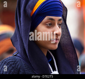 Manchester, Regno Unito. Il 5 maggio, 2013. La più importante celebrazione Vaisakhi nel calendario Sikh segnata dalla comunità sikh di Greater Manchester, con la loro annuale Nagar Kirtan processione attraverso le vie della città. Il Nagar Kirtan è a colori, celebrazione e adorazione ed è un invito per tutti indipendentemente dalla casta, di religione e di credo per unire i sikh nel celebrare la loro religione e cultura. Foto Stock