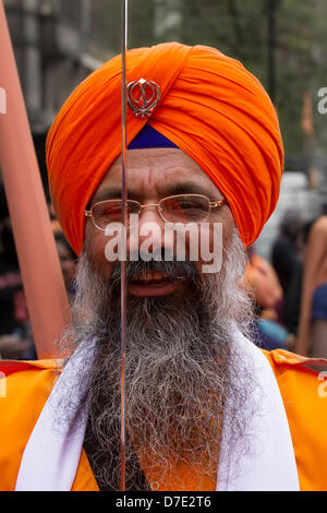 Sikh o sikh, persone associate al sikismo, una religione monoteistica. Ufficiale di posta una Guardia non formata Armed alla celebrazione più importante di Vaisakhi nel calendario Sikh segnato dalla loro processione annuale di Nagar Kirtan arancione, punjab, sikh, vaisakhi, religioso, tradizionale, baisakhi, celebrazione, india, sikhismo, ndian, punjabi, felice, turbante, tradizione, cultura, religione, festival, attraverso le strade della città. Il Nagar Kirtan è colore, celebrazione e culto ed è un invito a tutti gli uomini indipendentemente dalla casta, religione e credo di aderire. Foto Stock