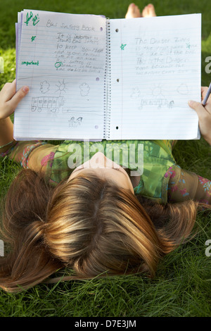 8 anno vecchia ragazza facendo i compiti di scuola Foto Stock