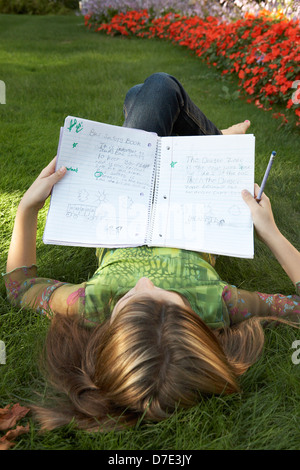 8 anno vecchia ragazza facendo i compiti di scuola Foto Stock