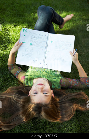 8 anno vecchia ragazza facendo i compiti di scuola Foto Stock