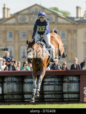 Badminton Horse Trials, UK. Il 5 maggio, 2013. Zara Phillips e alta unito - Il cross country fase del Mitsubishi Motors Badminton Horse Trials, domenica 5 maggio 2013 Foto Stock