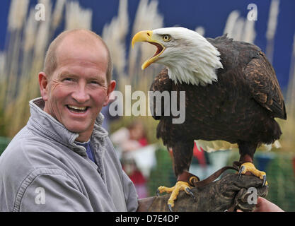 Weymouth, Regno Unito. Il 5 maggio, 2013. ITV Splash champÕ Eddie Eagle Edwards si è trovata di fronte ad una sfida di ogni bit così complessa come un Olympic ski jump o 10 metro trampolino di questo fine settimana. Eddie è stato a Weymouth Sea Life Park per aprire un uccello da preda showÉbut ha avuto l'opportunità di soddisfare a lungo tenuto ambizione quando lui era caduto in una vasca piena di squali tropicali. ÒEddie è un entusiasta snorkeler e ha chiesto se poteva prendere il tuffo nella nostra vasca oceanica,Ó dette vita di mare boss Craig Dunkerley. Non ÒItÕs qualcosa ci consentono molto spesso, ma heÕs ad un buon sport abbiamo couldnÕt girare a lui downÉand egli ha acconsentito a fare un po' Foto Stock